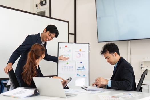 The presenter articulates budgetary insights clearly while encouraging interaction, showcasing how effective communication enhances teamwork and project management.