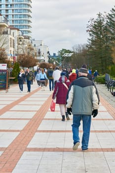 Swinoujscie, Poland – December 24, 2024: Vacationers on the beach promenade, Promenada in Swinoujscie on the Polish Baltic coast