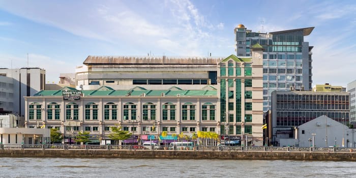 Qing Yun Resthouse located in Bandar Seri Begawan, Brunei features distinct architecture surrounded by lively streets and water views. Visitors can enjoy local culture and cuisine in this vibrant area