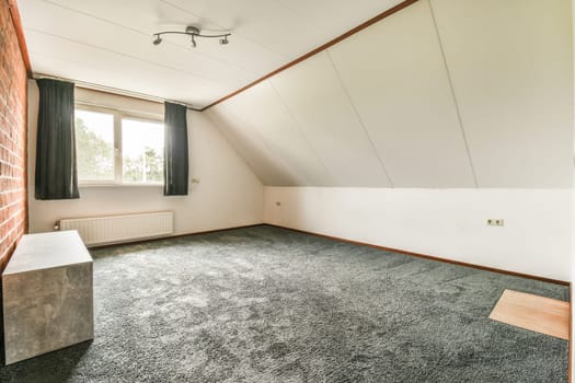 an empty room with no furniture or people to see in the photo, it looks very clean and neaty