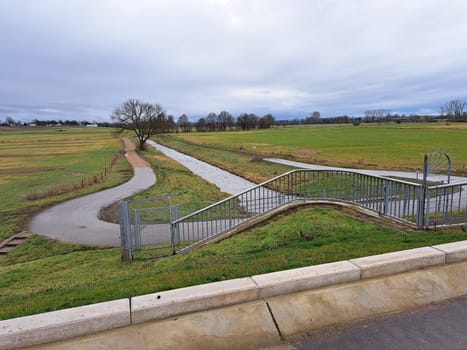 nach der Flut 2021 wiederhergestellter Regenrückhaltedamm an der Erft, Nordrhein-Westfalen, Deutschland, Weilerswist