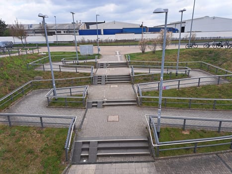 Rollstuhl-geeignete Treppenanlage am Bahnhof, Nordrhein-Westfalen, Deutschland, Weilerswist