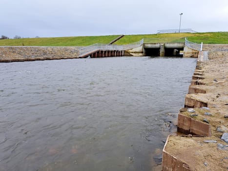 nach der Flut 2021 wiederhergestellter Regenrückhaltedamm an der Erft, Nordrhein-Westfalen, Deutschland, Weilerswist