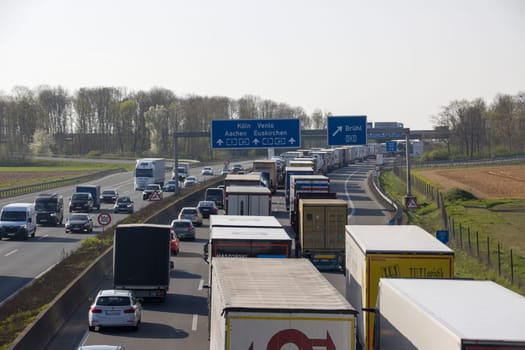 Stau auf der Autobahn A61 vor dem Bliesheimer Kreuz, Nordrhein-Westfalen, Deutschland, Erftstadt