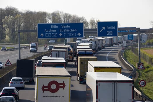 Stau auf der Autobahn A61 vor dem Bliesheimer Kreuz, Nordrhein-Westfalen, Deutschland, Erftstadt