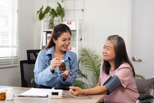 A nurse explains the importance of medication to an elderly patient, ensuring she understands her prescriptions and their uses in an informed consultation.