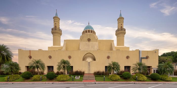 Against the backdrop of a clear sunset sky, Ash Shaliheen Mosque stands out with its remarkable architecture and picturesque surroundings in Bandar Seri Begawan, Brunei Darussalam