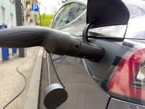 Modern city infrastructure supports electric vehicles with public charging points, highlighting innovation in urban transport and the rise of intelligent energy networks
