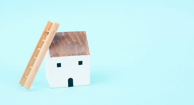 House with ladder, installation of heat pumps, calculate the costs for renovation and building, climate protection policy to reduce co2 emission