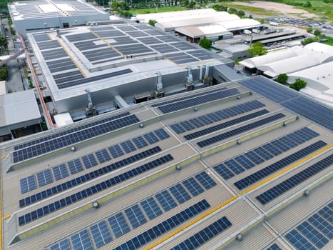 Solar-powered warehouse facility. Modern distribution center with rooftop solar panel. Eco-friendly warehouse. Sustainable logistics solutions for reduced carbon footprint. Sustainable energy.