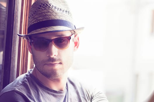 Young man with moder hat and sunglasses