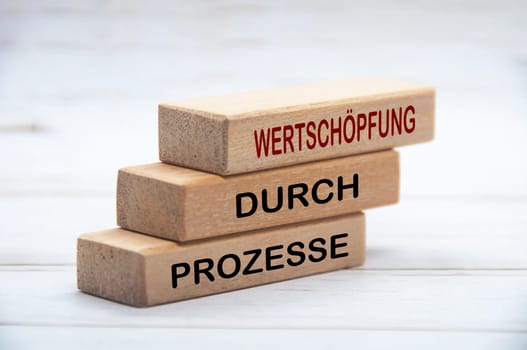 Wertschopfung Durch Prozeesse text auf Holzblöcken. Konzept für operative Exzellenz und kontinuierliche Verbesserung.