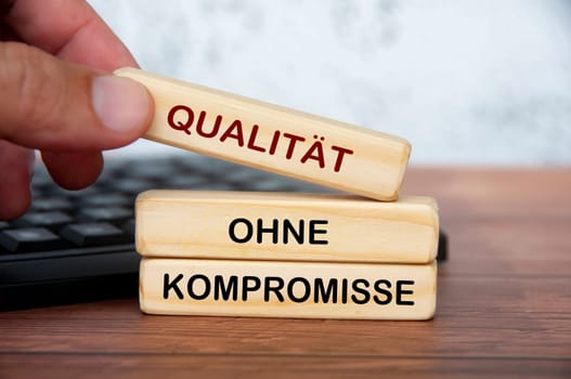 Qualitat Ohne Kompromisse text auf Holzblöcken. Konzept für operative Exzellenz und kontinuierliche Verbesserung.
