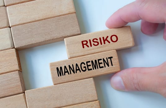 Risiko Management text auf Holzblöcken. Konzept für operative Exzellenz und kontinuierliche Verbesserung.