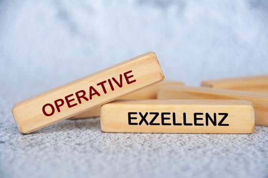 Operative Exzellenz text auf Holzblöcken. Konzept für operative Exzellenz und kontinuierliche Verbesserung.