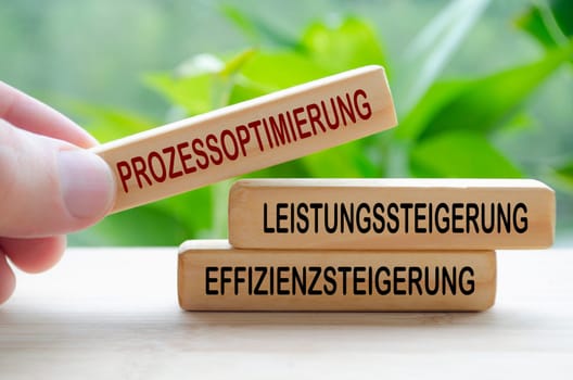 Prozessoptimirung Leistungssteigerung Effizienzsteigerung text auf Holzblöcken. Konzept für operative Exzellenz und kontinuierliche Verbesserung.