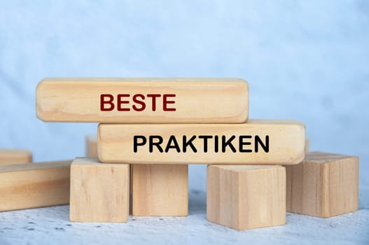 Beste Praktiken text auf Holzblöcken. Konzept für operative Exzellenz und kontinuierliche Verbesserung.