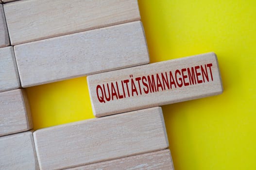 Qualitatsmanagement text auf Holzblöcken. Konzept für operative Exzellenz und kontinuierliche Verbesserung.