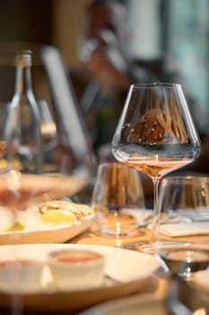 A glass of sparkling wine in close-up, Champagne tasting, Wine glasses are on the table, stylish table setting, sparkling wine bubbles, oysters and sea urchins, special sauce. High quality photo