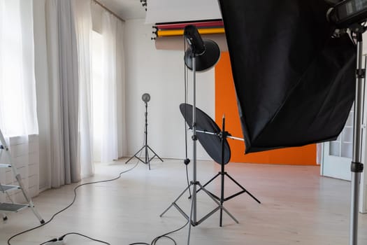 Flashes and Reflector Equipment in Photography for Photographer Work