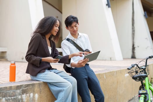 Two friends collaborate by sharing content on their tablets, showcasing innovative ideas for sustainable living and the responsible use of technology in everyday life.