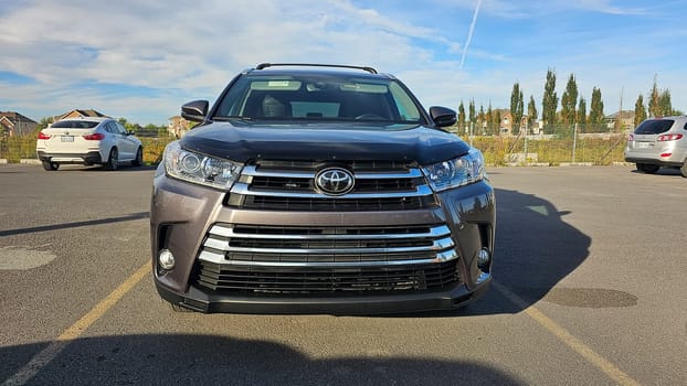 Ottawa, ON Canada - 09.09.2023: Front View of a Modern Toyota Highlander SUV on Asphalt Parking Lot Under a Bright Blue Sky, Day Time..