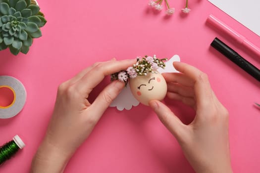 Handmade decoration Easter egg Angel. Step by step instructions. Step 6. Attach the wreath to the top of the egg with double-sided tape.