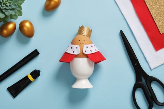 DIY Easter Egg King. Step-by-step instructions. Step 11. The craft is ready.