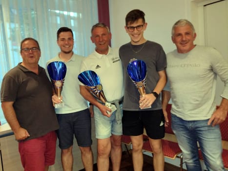 They had a good laugh: Tobias Wursthorn (TuS Bonndorf),Andreas Kleiser (SV Hölzlebruck) and Marvin Heinrich (SV St. Märgen) were awarded for the most referees in the 2022/23 season at the training evening of the Neustadt football referee group. Group chairman Michael Fischer (Rötenbach/left) and trophy donor Axel Kostenbader (SV Mettenberg) are happy with the honorees