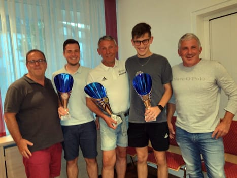 They had a good laugh: Tobias Wursthorn (TuS Bonndorf),Andreas Kleiser (SV Hölzlebruck) and Marvin Heinrich (SV St. Märgen) were awarded for the most referees in the 2022/23 season at the training evening of the Neustadt football referee group. Group chairman Michael Fischer (Rötenbach/left) and trophy donor Axel Kostenbader (SV Mettenberg) are happy with the honorees