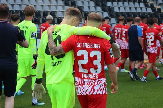 Team spirit in action: Goalkeeper Sauter Niklas (SC Freiburg II U23) and Philip Fahrner (SC Freiburg II - U23) on their way to the team photo