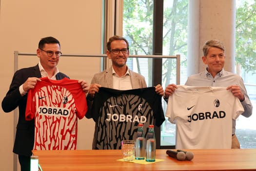 The new SC Freiburg jersey is here:  at the Jobrad - presentation of the new SC jersey 2023. v.li. JobRad founder Ulrich Prediger,Oliver Leki (Chief Financial Officer) and Florian Baur,Managing Director of JobRad) - The Freiburg-based company is now the new main sponsor and jersey sponsor at the same time  REGULATIONS PROHIBIT ANY USE OF PHOTOGRAPHS AS IMAGE SEQUENCES AND/OR QUASI-VIDEONann  Photo: Joachim Hahne/johapress