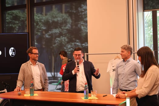The new SC Freiburg jersey is here:  at the Jobrad - presentation of the new SC jersey 2023. v.li. JobRad founder Ulrich Prediger,Oliver Leki (Chief Financial Officer),Florian Baur,Managing Director of JobRad) and presenter Julica Goldschmidt - The Freiburg-based company is thus the new main sponsor and jersey sponsor at the same time  REGULATIONS PROHIBIT ANY USE OF PHOTOGRAPHS AS IMAGE SEQUENCES AND/OR QUASI-VIDEONann  Photo: Joachim Hahne/johapress