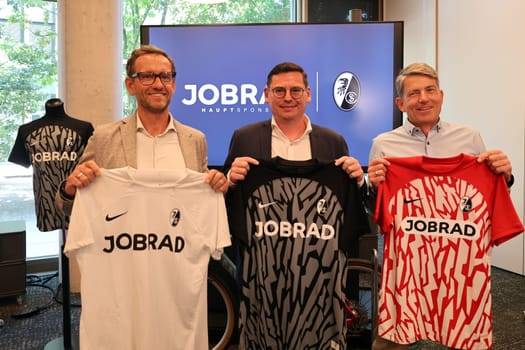 The new SC Freiburg jersey is here:  at the Jobrad - presentation of the new SC jersey 2023. v.li. JobRad founder Ulrich Prediger,Oliver Leki (Chief Financial Officer) and Florian Baur,Managing Director of JobRad) - The Freiburg-based company is now the new main sponsor and jersey sponsor at the same time  REGULATIONS PROHIBIT ANY USE OF PHOTOGRAPHS AS IMAGE SEQUENCES AND/OR QUASI-VIDEONann  Photo: Joachim Hahne/johapress