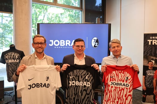 The new SC Freiburg jersey is here:  at the Jobrad - presentation of the new SC jersey 2023. v.li. JobRad founder Ulrich Prediger,Oliver Leki (Chief Financial Officer) and Florian Baur,Managing Director of JobRad) - The Freiburg-based company is now the new main sponsor and jersey sponsor at the same time  REGULATIONS PROHIBIT ANY USE OF PHOTOGRAPHS AS IMAGE SEQUENCES AND/OR QUASI-VIDEONann  Photo: Joachim Hahne/johapress