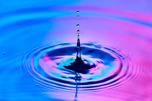 a drop of water falling into the water and creating waves. High quality photo