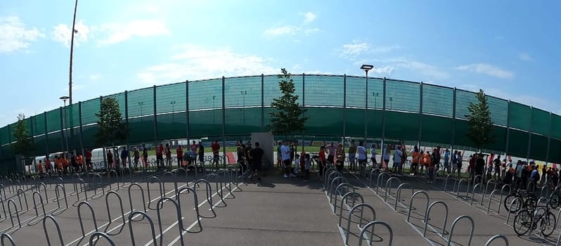 Onlookers: Numerous fans watched the first Practice session at the start of training Bundesliga club SC Freiburg 2023  DFL REGULATIONS PROHIBIT ANY USE OF PHOTOGRAPHS AS IMAGE SEQUENCES AND/OR QUASI-VIDEONann  Photo: Joachim Hahne/johapress