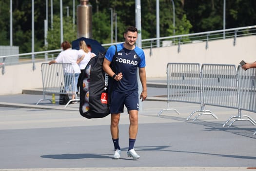 Here we go again: Goalkeeping coach Michael Müller (SC Freiburg) drags the balls onto the pitch at the start of training Bundesliga club SC Freiburg 2023  DFL REGULATIONS PROHIBIT ANY USE OF PHOTOGRAPHS AS IMAGE SEQUENCES AND/OR QUASI-VIDEONann  Photo: Joachim Hahne/johapress