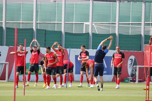 Under the guidance of athletics coach Daniel Wolf (SC Freiburg),the Freiburg players will complete the first training session at the start of training for Bundesliga club SC Freiburg 2023  DFL REGULATIONS PROHIBIT ANY USE OF PHOTOGRAPHS AS IMAGE SEQUENCES AND/OR QUASI-VIDEONann  Photo: Joachim Hahne/johapress