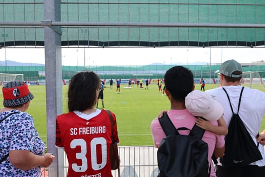 Onlookers in Freiburg: Fans watch the first training session at the start of training Bundesliga club SC Freiburg 2023  DFL REGULATIONS PROHIBIT ANY USE OF PHOTOGRAPHS AS IMAGE SEQUENCES AND/OR QUASI-VIDEONann  Photo: Joachim Hahne/johapress