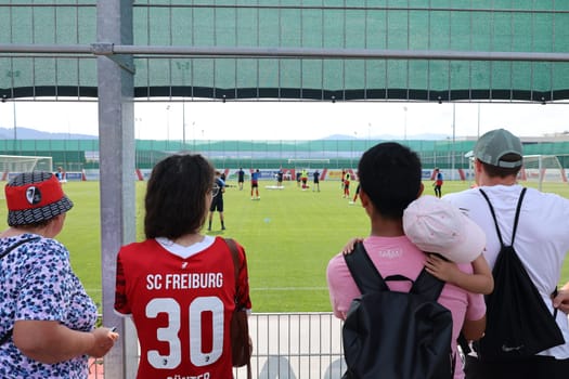 Onlookers: Freiburg fans were also present again at the first public training session at the start of training for Bundesliga club SC Freiburg 2023  DFL REGULATIONS PROHIBIT ANY USE OF PHOTOGRAPHS AS IMAGE SEQUENCES AND/OR QUASI-VIDEONann  Photo: Joachim Hahne/johapress