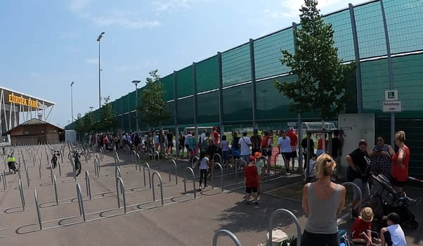 Onlookers: Numerous fans watched the first Practice session at the start of training Bundesliga club SC Freiburg 2023  DFL REGULATIONS PROHIBIT ANY USE OF PHOTOGRAPHS AS IMAGE SEQUENCES AND/OR QUASI-VIDEONann  Photo: Joachim Hahne/johapress