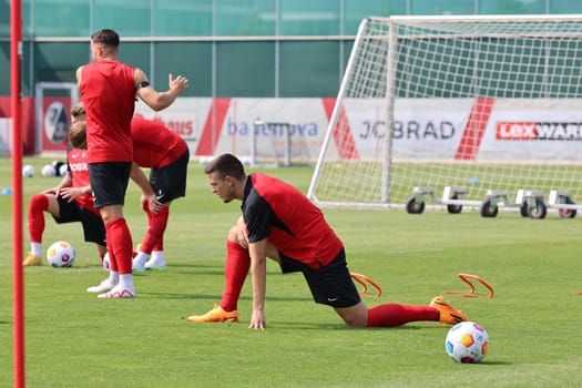 Keven Schlotterbeck is back in training with SC Freiburg at the start of training for Bundesliga club SC Freiburg 2023  DFL REGULATIONS PROHIBIT ANY USE OF PHOTOGRAPHS AS IMAGE SEQUENCES AND/OR QUASI-VIDEONann  Photo: Joachim Hahne/johapress