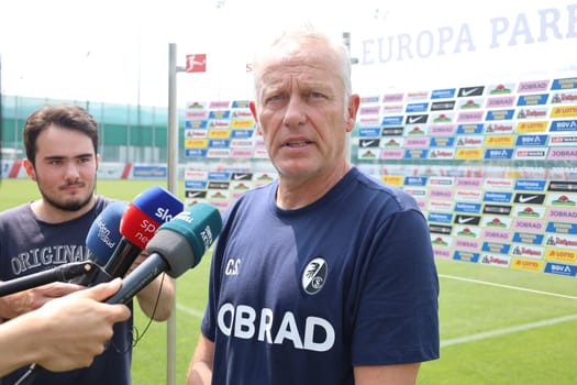 Sought-after interview partner: Coach Christian Streich (SC Freiburg) after the first training session at the start of training for Bundesliga club SC Freiburg 2023  DFL REGULATIONS PROHIBIT ANY USE OF PHOTOGRAPHS AS IMAGE SEQUENCES AND/OR QUASI-VIDEONann  Photo: Joachim Hahne/johapress
