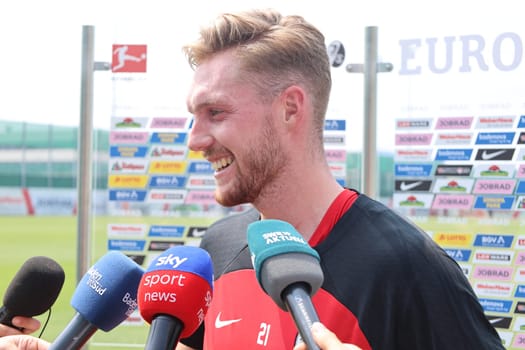 Sought-after interview partner: Goalkeeper Florian Müller (SC Freiburg) after the first training session at the start of training for Bundesliga club SC Freiburg 2023  DFL REGULATIONS PROHIBIT ANY USE OF PHOTOGRAPHS AS IMAGE SEQUENCES AND/OR QUASI-VIDEONann  Photo: Joachim Hahne/johapress