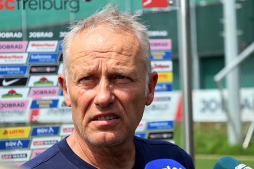 Sought-after interview partner: Coach Christian Streich (SC Freiburg) after the first training session at the start of training for Bundesliga club SC Freiburg 2023  DFL REGULATIONS PROHIBIT ANY USE OF PHOTOGRAPHS AS IMAGE SEQUENCES AND/OR QUASI-VIDEONann  Photo: Joachim Hahne/johapress