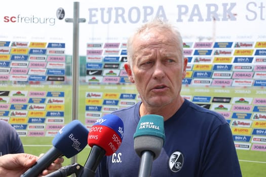Sought-after interview partner: Coach Christian Streich (SC Freiburg) after the first training session at the start of training for Bundesliga club SC Freiburg 2023  DFL REGULATIONS PROHIBIT ANY USE OF PHOTOGRAPHS AS IMAGE SEQUENCES AND/OR QUASI-VIDEONann  Photo: Joachim Hahne/johapress