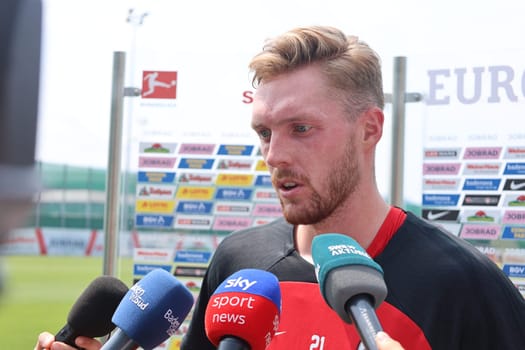 Sought-after interview partner: Goalkeeper Florian Müller (SC Freiburg) after the first training session at the start of training for Bundesliga club SC Freiburg 2023  DFL REGULATIONS PROHIBIT ANY USE OF PHOTOGRAPHS AS IMAGE SEQUENCES AND/OR QUASI-VIDEONann  Photo: Joachim Hahne/johapress