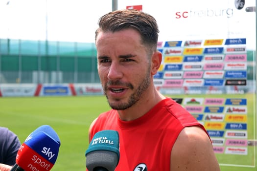 Sought-after interview partner: Christian Günter (SC Freiburg) after the first training session at the start of training for Bundesliga club SC Freiburg 2023  DFL REGULATIONS PROHIBIT ANY USE OF PHOTOGRAPHS AS IMAGE SEQUENCES AND/OR QUASI-VIDEONann  Photo: Joachim Hahne/johapress