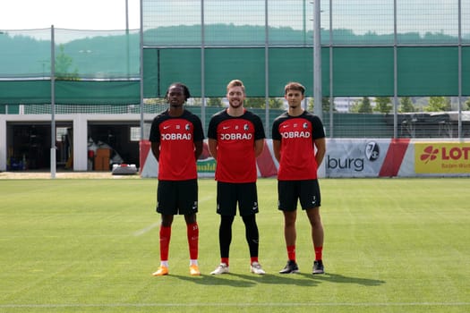 The new signings of SC Freiburg: from left to right: Jordy Makengo (SC Freiburg),goalkeeper Florian Müller (SC Freiburg) and Max Rosenfelder (SC Freiburg) at the start of training for Bundesliga club SC Freiburg 2023  DFL REGULATIONS PROHIBIT ANY USE OF PHOTOGRAPHS AS IMAGE SEQUENCES AND/OR QUASI-VIDEONann  Photo: Joachim Hahne/johapress